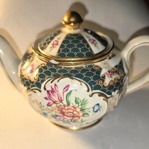 Vintage Sadler Imperial 4735 Heirloom Collection K Teapot  small chip on rim